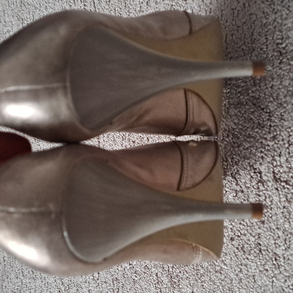 CARLOS Metallic Gold Leather Pumps - Picture 8 of 14
